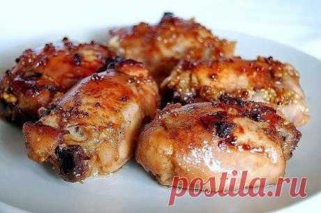 Курица, маринованная в горчично - медовом соусе

Прежде всего нужно приготовить маринад:

на 1 кг окорочков (бедрышек, ножек и т.п. )
мед - 3 столовые ложки
соевый соус - 2 столовые ложки
растительное масло - 2 столовые ложки
горчица обычная - 1 столовая ложка
горчица зерненая - 1 столовая ложка

Приготовление:

куриные бедра моем, немного промокаем бумажным полотенцем, снимаем кожу

укладываем в форму для готовки

сверху заливаем маринадом (для этого смешиваем все ингриди...