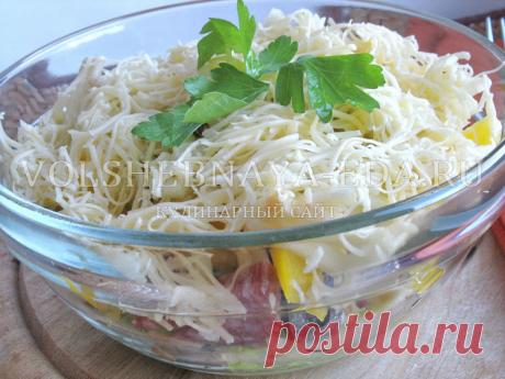 Слоеный салат с колбасой и маслинами: продукты, которые всегда есть в холодильнике