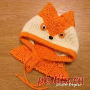 Детская шапочка спицами в технике пэчворк. Описание.
Мои расчеты на 1,5 – 2 годика. 
Пряжа Детский каприз в две нити, спицы № 3. 
У меня оранжевой пряжи ушло чуть больше 1-го мотка, но если шнурок и 
внутреннюю сторону планки связать белыми, то хватило бы и одного.
Все вяжется платочной вязкой, кроме планки под шнурок. Платочка удобна 
тем, что очень пластична и легка в расчете – 1 платочный ряд = 1 петле. 
Набор петель делать лучше простым накидом на одну спицу, опять же для 
хорошей пластично