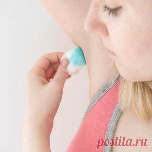 Она смочила ватку в «Листерине» и нанесла его на область подмышек. Эффект оказался потрясающим!