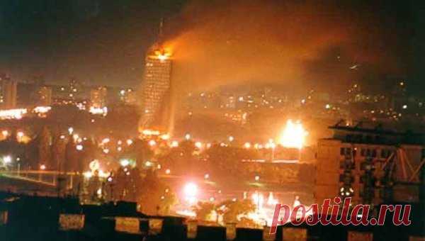 В 1999 году без одобрения СБ ООН силами НАТО в Югославии были уничтожены или серьезно повреждены около 200 промышленных предприятий, нефтехранилищ, энергетических сооружений, объекты инфраструктуры, в том числе 82 моста. Погибли сотни мирных жителей. Силы НАТО использовали кассетные бомбы и боеприпасы с радиоактивными примесями. К слову, в 1998-1999 годах боснийских боевиков-сепаратистов (АОК) тренировали инструктора из ЦРУ и британской Специальной авиадесантной службы.