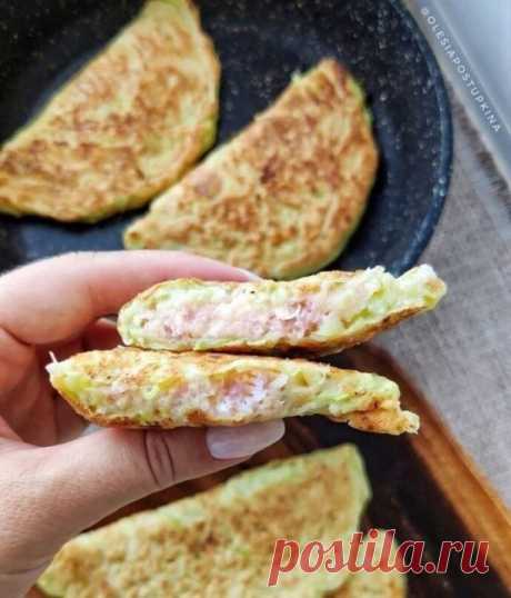 Диетические чебуреки из кабачков с мясом 
 
КБЖУ 136/7.4/5.9/16.4. 
 
Ингредиенты: 
500г кабачка (без кожи и семян) 
100г муки 
1 яйцо 
зубчик чеснока 
пару перышек зеленого лука 
100г ветчины из индейки 
60г сыра (Российский) 
соль, перец 
⠀ 
Приготовление: 
Кабачки натереть на терке, посолить, оставить на 5 минут, потом отжать. 
Добавить к кабачкам муку, яйцо, соль, перец, перемешать - получится тесто как на оладьи. 
Сыр, ветчину, чеснок натереть на мелкой терке, добавит...