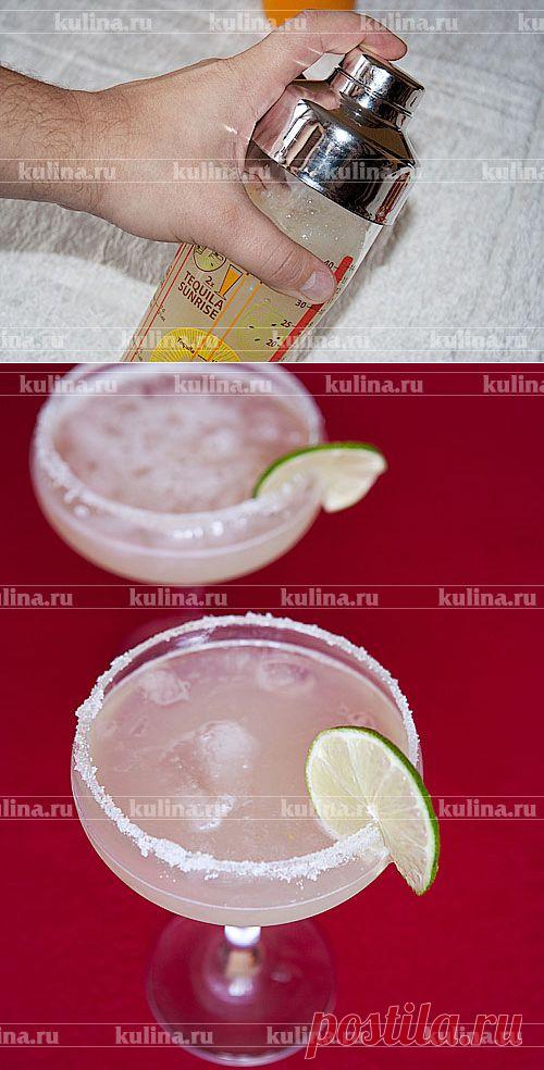 МАРГАРИТА - алкогольный Мексиканский коктейль ! 
**Смочить край бокала соком лайма, насыпать в тарелку мелкую соль, и окунуть.  Стряхнуть  лишнюю соль, чтобы  на кромке оказался тонкий соленый ободок ! В шейкер -  колотый лед,  текила Blanco 60мл, сок лайма 60мл, апельсин/ликер Куантро 30мл. 
*Пить охлажденным в широком бокале на ножке, украсить долькой лайма !