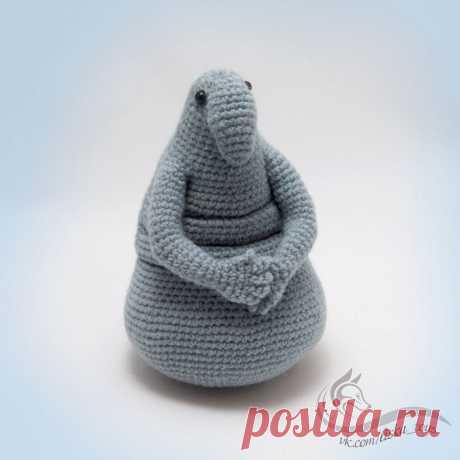 PDF Ждун крючком. FREE crochet pattern; Аmigurumi toy patterns. Амигуруми схемы и описания на русском. Вязаные игрушки и поделки своими руками #amimore - ждун, популярный персонаж из мемов крючком.