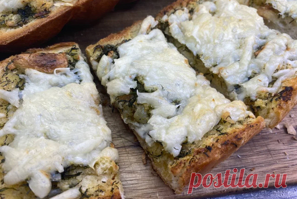 Шикарный рецепт хрустящего и ароматного батона - с сыром, укропом и запеченным чесноком - Готовим сами Рецепт очень простой, с приготовлением справится даже ребенок. Хрустящий снаружи и нежная и ароматная мякоть внутри. А аромат просто сводит с ума. Очень вкусно. Можно подать и к первым блюдам, и к чашке утреннего кофе. Ингредиенты Батон или багет — 1 штука; Сыр — 150 грамм; Чеснок — 1 головка; Укроп — небольшой пучок; Сливочное […]