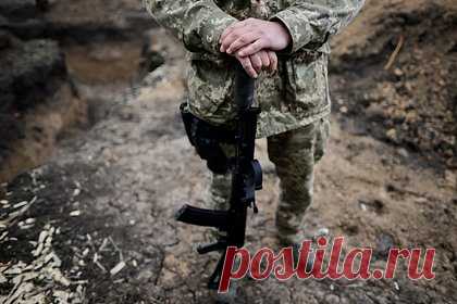 На Украине депутатам перед заседанием вручили повестки в военкомат. Депутаты Львовского областного совета перед очередным заседанием получили повестки в военкомат. Об этом сообщил их коллега Иосиф Сытник. По его словам, заседание началось со встречи с представителями Лычаковско-Железнодорожного территориального центра комплектования, вручавшими повестки на входе в сессионный зал.