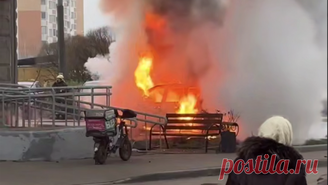 В Москве во дворе жилого дома взорвалась машина, последствия попали на видео. В Новой Москве спасательные службы работают во дворе жилого дома, где взорвался автомобиль. Об этом сообщает Baza. Инцидент произошел на Радужной улице, около ЖК "Град Московский". По данным Telegram-канала, легковая машина ...