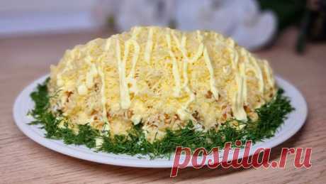 В салат "Анюта" я влюбилась с первого раза! Вкусно, просто и быстро!
Сегодня хочу поделиться с вами рецептом нереально вкусного и простого в приготовлении салата "Анютка". Такой салат я часто готовлю на праздничный стол, и он неизменно нравится всем моим гостям. 

Ингредиенты:
- яблоко - 1 шт
- яйцо - 3 шт
- куриное филе - 1 шт
- лук репчатый - 2 шт средние
- сыр - 100 гр
- укроп
- майонез

Приготовление:
1. Для начала две средние луковицы нарезаем тонкими полукольцами. Лу...