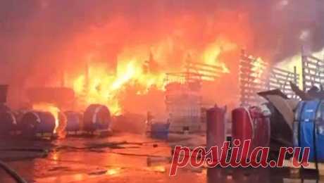Сотрудники МЧС ликвидировали пожар на складе в Подмосковье. Сотрудники МЧС РФ потушили крупное возгорание в складском помещении с пластиковыми трубами в подмосковном Раменском. Об этом сообщает &quot;Интерфакс&quot;. В ведомстве подчеркнули, что специалисты экстренных служб полностью ликвидировали ...