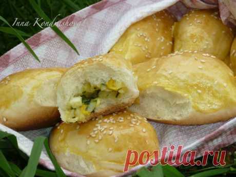 Пирожки с зелёным луком, рисом и яйцом в духовке Пирожки с зелёным луком, рисом и яйцом, приготовленные в духовке, - это вкусная выпечка с аппетитной, нежной начинкой. Пирожки получаются мягкими, ароматными, воздушными.