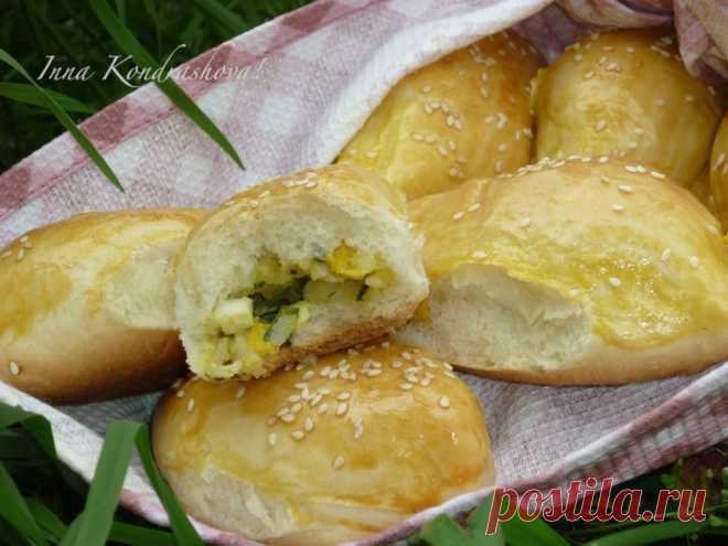 Пирожки с зелёным луком, рисом и яйцом в духовке Пирожки с зелёным луком, рисом и яйцом, приготовленные в духовке, - это вкусная выпечка с аппетитной, нежной начинкой. Пирожки получаются мягкими, ароматными, воздушными.