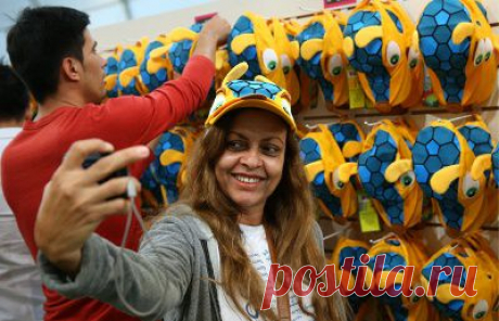 Самый популярный сувенир чемпионата мира — кепка с изображением талисмана турнира — Рамблер-Новости