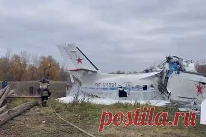 Появились новые кадры с места крушения самолета в Татарстане. РИА Новости публикует кадры с места крушения в Татарстане самолета L-410, перевозившего парашютистов. По словам источника ТАСС, возгорания после падения не последовало. При посадке судно врезалось в стену. На кадрах можно заметить, что корпус самолета сильно поврежден. Кроме того, полностью разрушен его нос.