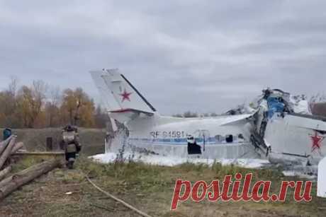 Появились новые кадры с места крушения самолета в Татарстане. РИА Новости публикует кадры с места крушения в Татарстане самолета L-410, перевозившего парашютистов. По словам источника ТАСС, возгорания после падения не последовало. При посадке судно врезалось в стену. На кадрах можно заметить, что корпус самолета сильно поврежден. Кроме того, полностью разрушен его нос.
