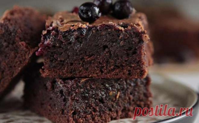 Брауни с черной смородиной