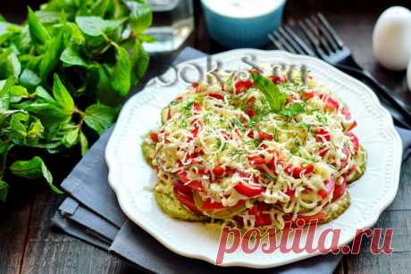 Салат из жареных кабачков с помидорами и сыром – рецепт с фото
