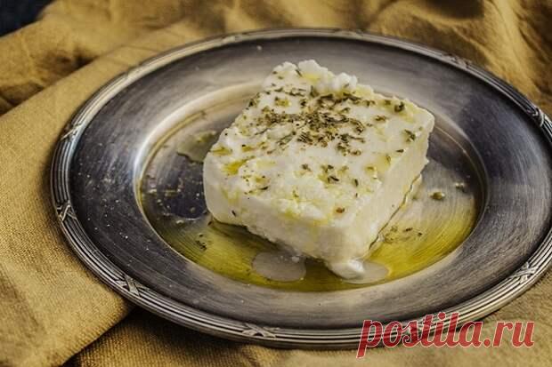 Все, что нужно знать о фете любителям овечьего сыра - Steak Lovers - 29 апреля - Медиаплатформа МирТесен Средиземноморскую кухню сложно представить без сыра фета, который любят добавлять практически в каждое блюдо, будь то паста, овощи или запеченное мясо. Фета – самый известный сыр в Греции, можно сказать, лицо кулинарии в этой стране, а его история такая же древняя, как и греки. По преданиям, - 29 апреля - 43270648396 - Медиаплатформа МирТесен