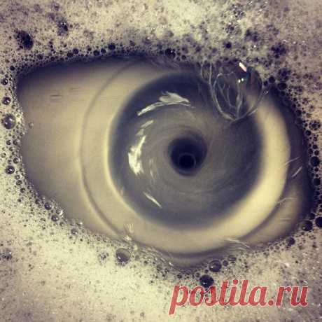 Кадр от фотографа Liamm, который снимал пенную раковину, но вскоре понял, что это глаз смотрит на него.