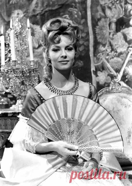 Невероятно красивая женщина, идеал женской красоты и обаяния, смотришь на нее, как на прекрасный цветок и не можешь насмотреться.

Мишель Мерсье по праву входит в десятку самых красивых женщин всех времен и народов. Сколько бы не было прекраснейших девушек в мире, таких как Мишель Мерсье больше не существует. Идеал красоты, несмотря на то, что вкусы меняются, но этот идеал остается на самом высочайшем пьедестале.