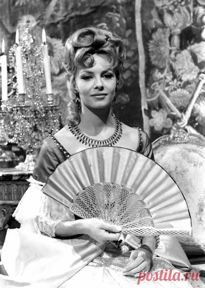 Невероятно красивая женщина, идеал женской красоты и обаяния, смотришь на нее, как на прекрасный цветок и не можешь насмотреться.

Мишель Мерсье по праву входит в десятку самых красивых женщин всех времен и народов. Сколько бы не было прекраснейших девушек в мире, таких как Мишель Мерсье больше не существует. Идеал красоты, несмотря на то, что вкусы меняются, но этот идеал остается на самом высочайшем пьедестале.