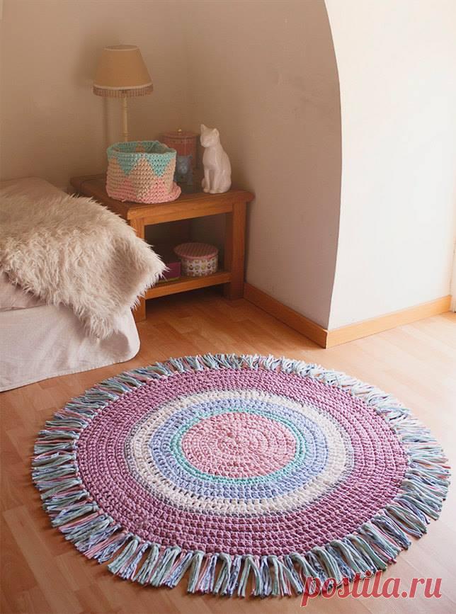 Красивые коврики из старых вещей - как дать старым вещам новую жизнь Коврик крючком из старых вещей с подробным мастер-классом для начинающих. Как сплести без крючка коврик-косичку, минимум затрат и простор для творчества.