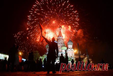 Источник фото РИА &quot;Новости&quot;  |  Фотогалерея: Праздничный салют в Москве в честь 70-летия Победы - Новости Mail.Ru