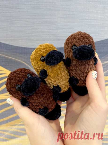 PDF Утконос крючком. FREE crochet pattern; Аmigurumi toy patterns. Амигуруми схемы и описания на русском. Вязаные игрушки и поделки своими руками #amimore - маленький утконос из плюшевой пряжи, плюшевый брелок в виде утконоса.
