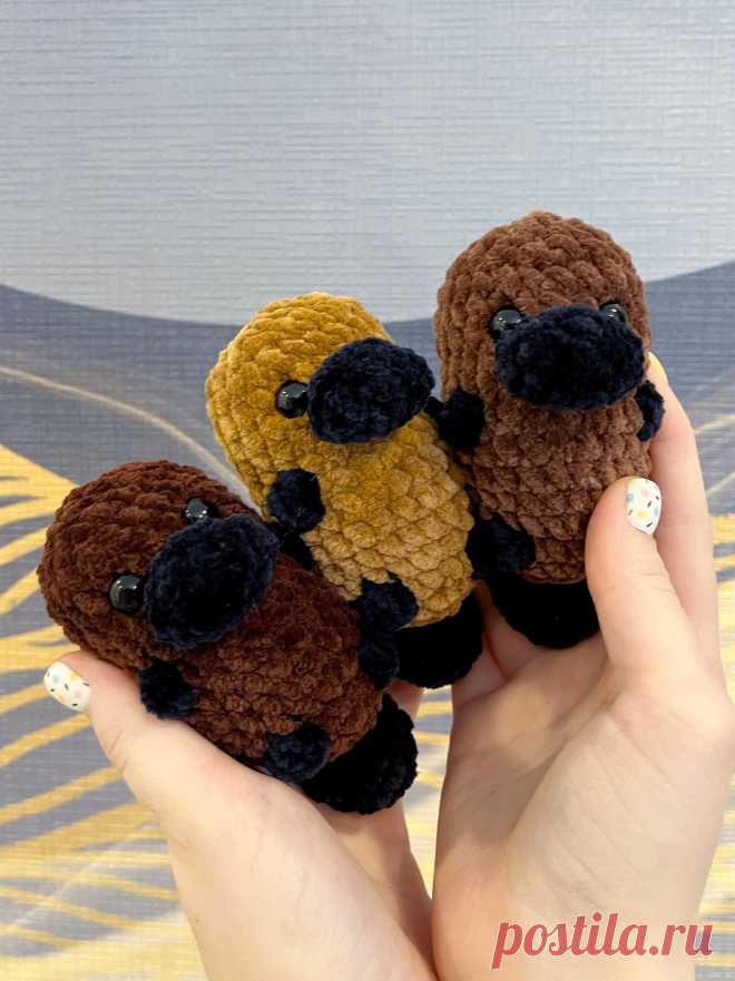 PDF Утконос крючком. FREE crochet pattern; Аmigurumi toy patterns. Амигуруми схемы и описания на русском. Вязаные игрушки и поделки своими руками #amimore - маленький утконос из плюшевой пряжи, плюшевый брелок в виде утконоса.