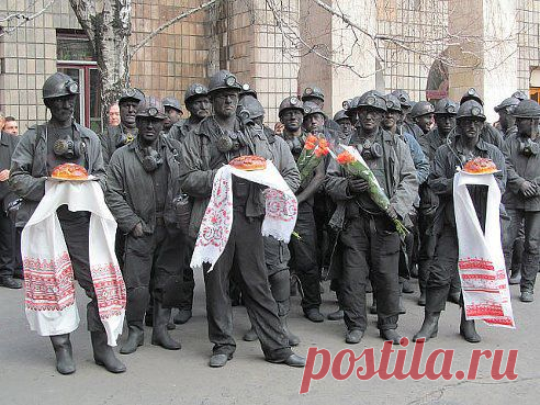 ВОТ ЭТОЙ ГВАРДИИ - СЛАВА !!!!
ВИТАЛ 61

Шахтер – профессия мужская, Не каждый в жизни к ней готов! Но тем, кто  трудится в забое, Мы скажем Вам – ХРАНИ ВАС БОГ!