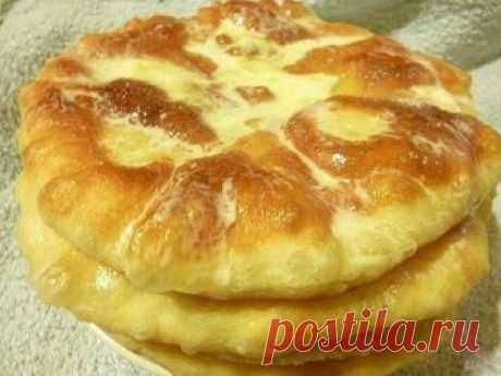 ПЫШКИ СО СМЕТАНОЙ И САХАРОМ

Частенько я жарю румяные и ароматные пышки к чаю. Делаются они очень легко, что называется "без забот и хлопот"!

Ингредиенты:

- 1 стакан молока или простокваши,
- 1 яйцо,
- 1 ч.л. сухих дрожжей,
- 1 ч.л. соли без горки,
- 1 ст.л. сахара,
- 2 ст.л. подсолнечного масла без запаха,
- 2,5 - 3 стакана муки,
- подсолнечное масло для жаренья,
- сметана и сахар

Приготовление:

В теплом молоке развести дрожжи, добавить масло, соль, сахар, яйцо, муку ...