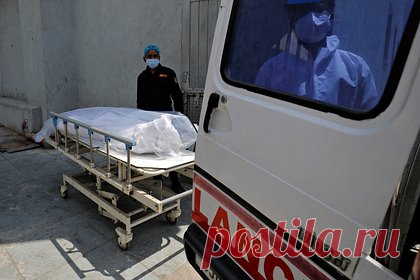 Мужчина на спор выпил пол-литра алкоголя и погиб. Житель Индии Джай Сингх на спор выпил 540 миллилитров алкоголя за 10 минут и погиб. Мужчина находился с двумя друзьями, Бхолом и Кешавом, недалеко от одной из парковок, когда они предложили ему выпить пол-литра алкоголя. После того как мужчина употребил большое количество спиртного, он потерял сознание.