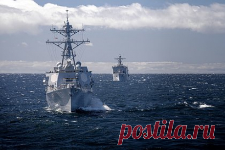 Эсминец США сбил две ракеты хуситов над Красным морем. Американский военный корабль Gravely сбил над Красным морем две баллистические ракеты, выпущенные из Йемена по контейнеровозу под флагом Сингапура. Судно запросило помощь, и ему навстречу вышли два военных корабля США. Это 23 нападение хуситов с 19 ноября, уточнили в CENTCOM.