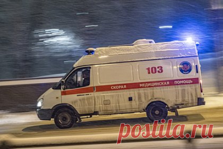 В Москве 14-летняя школьница выпала из окна с книгой и погибла. На востоке Москвы 14-летняя девочка выпала из окна своей квартиры на 12-м этаже и погибла. Школьницу обнаружили прохожие вечером 30 марта — рядом с ней лежали москитная сетка и книга. Когда на место происшествия прибыли медики, девочка еще дышала, но спасти ее не удалось.