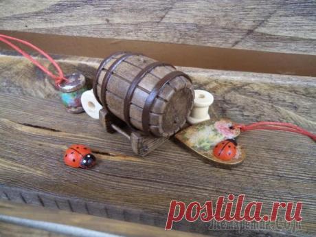 Мастерим миниатюру старинной бочки Для изготовления этой миниатюры нам понадобится самый обычный черенок от лопаты диаметром 27мм, небольшой лоскут кожи размером 10см * 5см, деревянные зубочистки, деревянный брусок размером 3см*3см*2см...