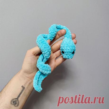 PDF Змейка крючком. FREE crochet pattern; Аmigurumi toy patterns. Амигуруми схемы и описания на русском. Вязаные игрушки и поделки своими руками #amimore - плюшевая змея, змейка из плюшевой пряжи.