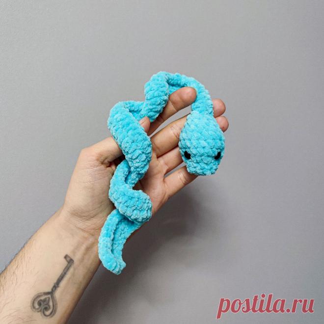 PDF Змейка крючком. FREE crochet pattern; Аmigurumi toy patterns. Амигуруми схемы и описания на русском. Вязаные игрушки и поделки своими руками #amimore - плюшевая змея, змейка из плюшевой пряжи.