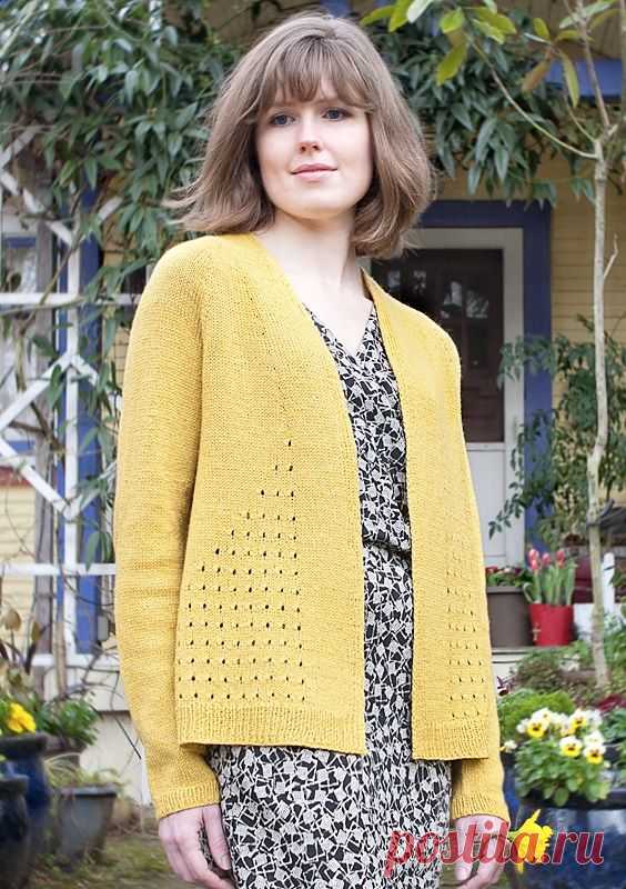 Свободный кардиган спицами без застежки от дизайнера Bonne Marie Burns. Дизайн сочетает такие модные тенденции, как свободный силуэт, глубокий вырез горловины, удлиненные рукава и обязательный элемент сезона - отсутствие застежки.