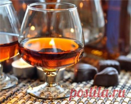 Коньяк домашний «фирменный»
Ингредиенты:
- 3 л водки (или спирт разведенный)
- 8 шт гвоздики
- 8 чайных ложек сахара
- 1/2 чайной ложки мускатного ореха (тёртого)
- 1/2 чайной ложки молотой корицы 
- 1/4 чайной ложки ванили 
- 1 столовая ложка растворимого кофе
- 1 стакан лимонного сока
Засыпаем ингредиенты в ёмкость с водкой, размешиваем, чтобы сахар полностью растворился, и оставляем настаиваться на 2 недели.
Затем процеживаем с помощью специальной фильтровальной бумаги (можно использовать