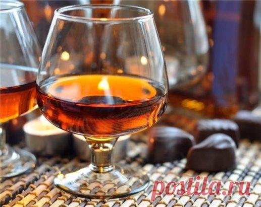 Коньяк домашний «фирменный»
Ингредиенты:
- 3 л водки (или спирт разведенный)
- 8 шт гвоздики
- 8 чайных ложек сахара
- 1/2 чайной ложки мускатного ореха (тёртого)
- 1/2 чайной ложки молотой корицы 
- 1/4 чайной ложки ванили 
- 1 столовая ложка растворимого кофе
- 1 стакан лимонного сока
Засыпаем ингредиенты в ёмкость с водкой, размешиваем, чтобы сахар полностью растворился, и оставляем настаиваться на 2 недели.
Затем процеживаем с помощью специальной фильтровальной бумаги (можно использовать