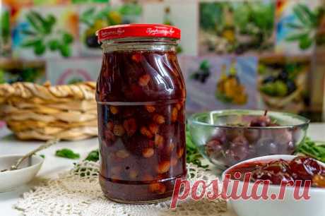 Варенье из крыжовника с пряностями: рецепт по-чешски


Предлагаю приготовить особый деликатес: варенье из крыжовника с пряностями по-чешски, где яркая кислинка ягод встречается с теплыми нотами корицы, имбиря и ванили, делая вкус глубоким и многогранным.

В Чехии это варенье ценят за сбалансированный вкус и долгий срок хранения, а в вашем доме оно может стать изюминкой зимних чаепитий или изысканным подарком ручной работы.