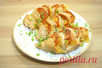 Куриное филе, запеченное в духовке с сыром и помидорами