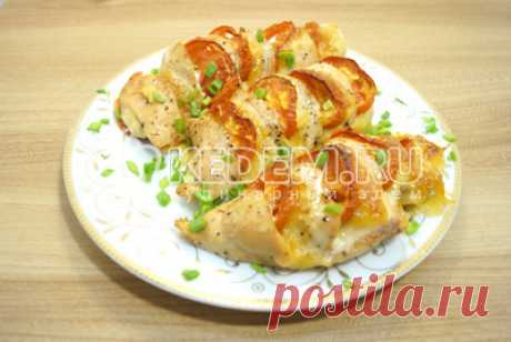 Куриное филе, запеченное в духовке с сыром и помидорами
