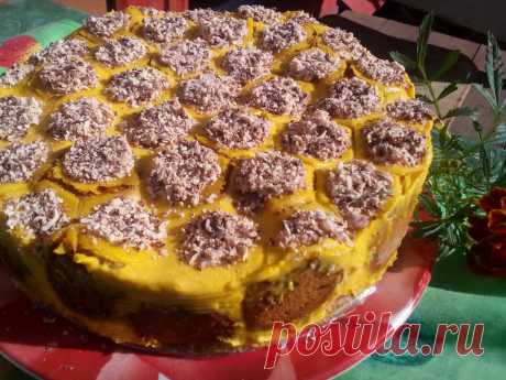 Этот медовик наамного вкуснее классического! Он безумно влажный, даже мокрый! У него приятный медовый вкус и он похож на медовые сотки. Вам не придётся катать коржи и вообще скалка не понадобится. Зато Вы будете катать маленькие шарики, а затем выпекать их в духовке.
