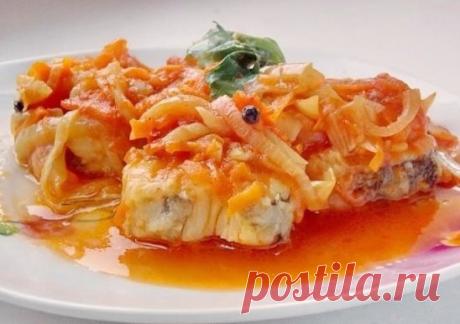 Рыбка под маринадом очень вкусное блюдо,рыба может быть любая, в нашем случае минтай. Рыба приготовленная по этому рецепту хороша как холодная, так и горячая. У нас дома такая рыба долго не задерживается, а пустая кастрюлька "облизывается" - очень вкусный маринад! 
Ингредиенты:
рыба (у меня было 2 большие тушки)
для обжарки рыбы:
мука
соль
масло растительное
Для маринада:
морковь - 2 большие
лук - 2 большие луковицы
сметана - 250 грамм
майонез - 2 столовых ложки
уксус 70% - 1чайная ложка
сахар