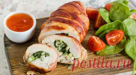 Куриные рулеты из грудки и целой курицы — читать на Gastronom.ru Куриный рулет в духовке только на первый взгляд кажется сложным в приготовлении. Вы можете сделать его из целой птицы, а можете только из грудки. Готовьте, как вам нравится: с сухофруктами или грибами, с брусничным соусом или в беконе. Запекайте дома - статья на кулинарном сайте Gastronom.ru