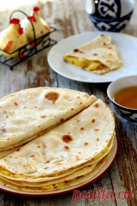 Кыстыбый - Будет вкусно - 12 апреля - 43710312124 - Медиаплатформа МирТесен Кыстыбый, или кузикмяк - блюдо татарской кухни. Простые и сытные лепёшки с начинкой из картофеля или пшённой каши. У нас дома вариант с пшённой кашей не рассматривается, а вот картофельная начинка заходит на отлично *как, впрочем и другие варианты выпечки с картошкой)*Тесто для кыстыбый очень - 12 апреля - 43710312124 - Медиаплатформа МирТесен