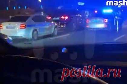 К месту задержания Mercedes со спецсигналами в Москве приехал автозак