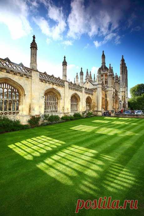 King’s College - Cambridge University, England https://bit.ly/1NDDbeQ