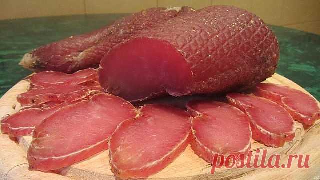 Вяленые куриные грудки (филе) 

2-2,5 кг куриного филе 
4-5 стол. ложек крупной соли с горкой 
1 ст.л чёрного молотого перца 
1 ст.л. красного молотого перца 

Соль и перец хорошо смешиваете в миске и обваливаете в этой смеси филе. 

Складываете в кастрюльку, накрываете пищевой плёнкой, придавливаете тарелкой и ставите в холодильник на 12 часов. 

ВАЖНЫЙ МОМЕНТ - НЕ ПЕРЕДЕРЖАТЬ ДОЛЬШЕ, ЧЕМ 12 ЧАСОВ! МЯСО БУДЕТ ПЕРЕСОЛЕННЫМ! 

Через 12 часов достаёте филе и тщательно промыв...