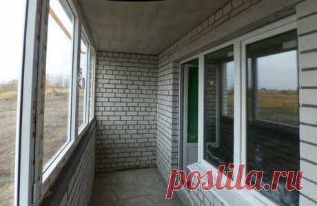 Как утеплить лоджию Лоджию необходимо утеплять. Бетонные плиты и пластиковые окна никак не сохраняют тепло. Наоборот, неутепленная лоджия зимой превращается в холодильник. Факт — щелей нет, ветер не дует, а на лоджии едва держится 0 градусов по цельсию. За пример мы взяли стандартную лоджию: в ширину 1.4 метра, длина 4 метра, высота 2.7 метра. Снаружи лоджия будет обшита обычной вагонкой. Стиль, конечно, деревенский, но практичный. Главное не перестараться с морилкой и не превратить помещение…